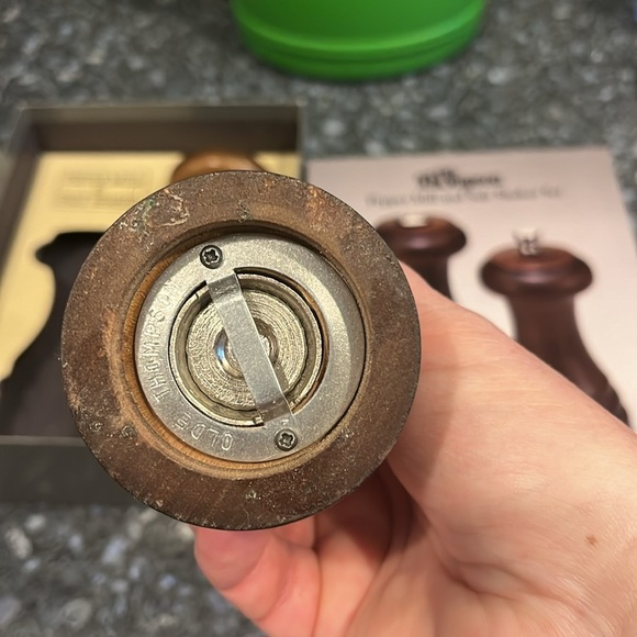 Vintage Wood OLDE THOMPSON Pepper Mill And Salt Shaker Set New Condition - Picture 3 of 10